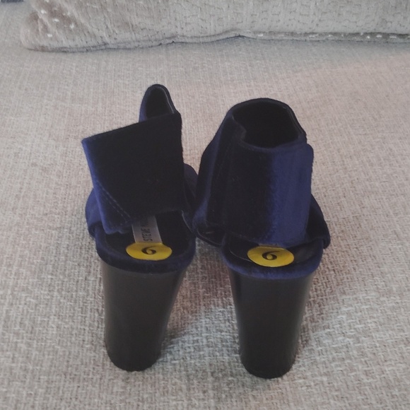 Steve Madden Velvet Blue Chuck Heels - Picture 4 of 7